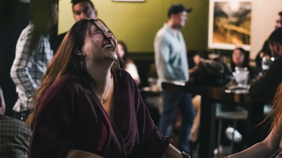 Gente bailando salsa en Tierradentro Café Express