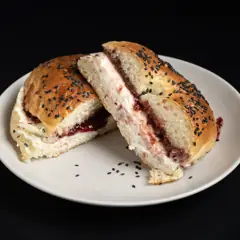 Bagel Philadelphia y mermelada