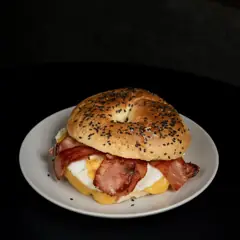 Bagel con huevo
