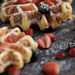 Waffle de pandebono con fresa, arándanos y salsa de chocolate
